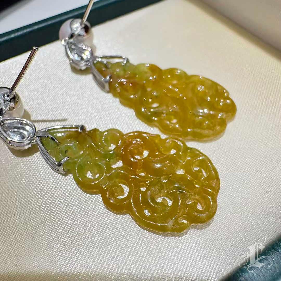 Orecchini a goccia di perle Akoya e giadeite con diamanti in platino in vendita 3