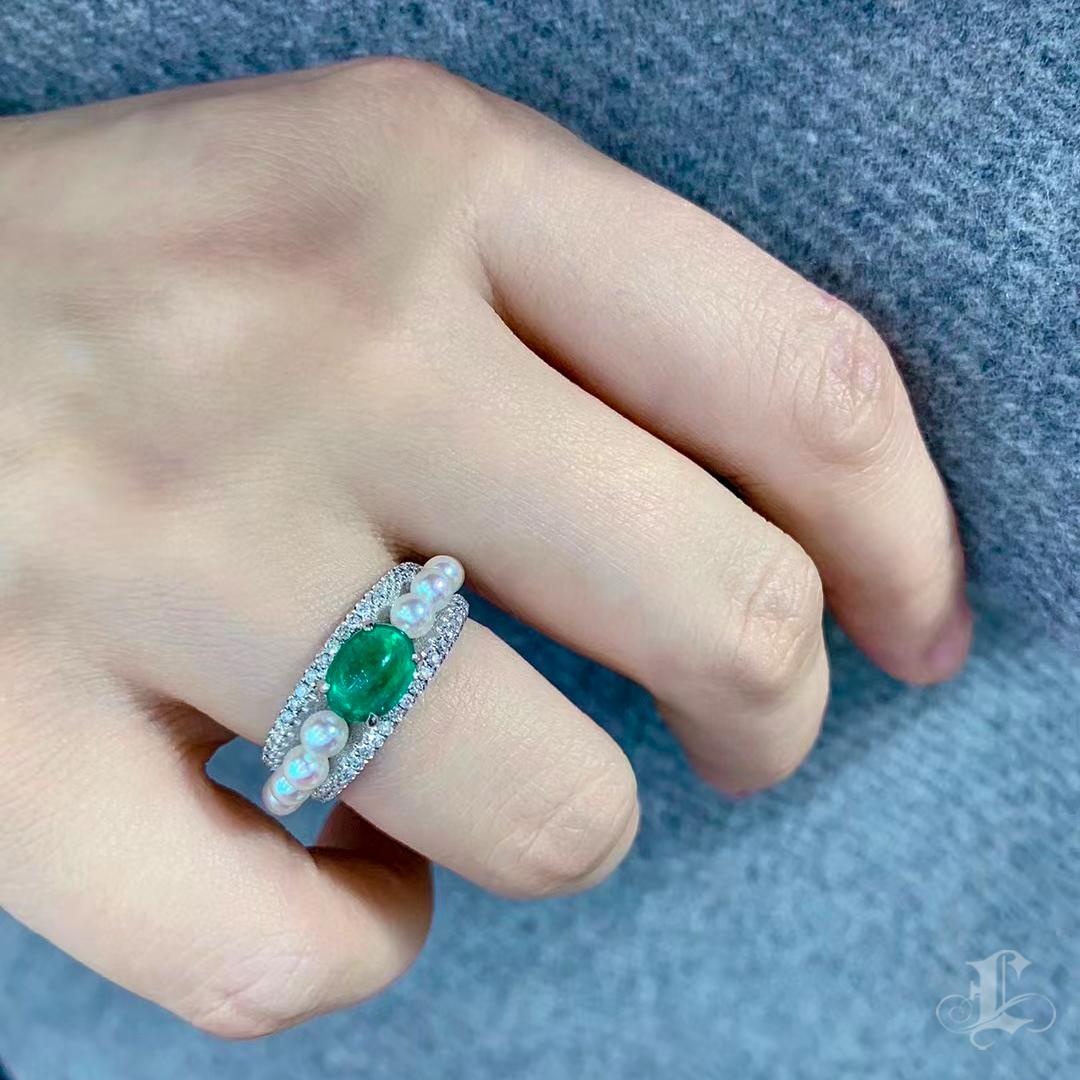 Grezzo Anello con perla Akoya, smeraldo e diamante di Aurora Verde Baby in vendita