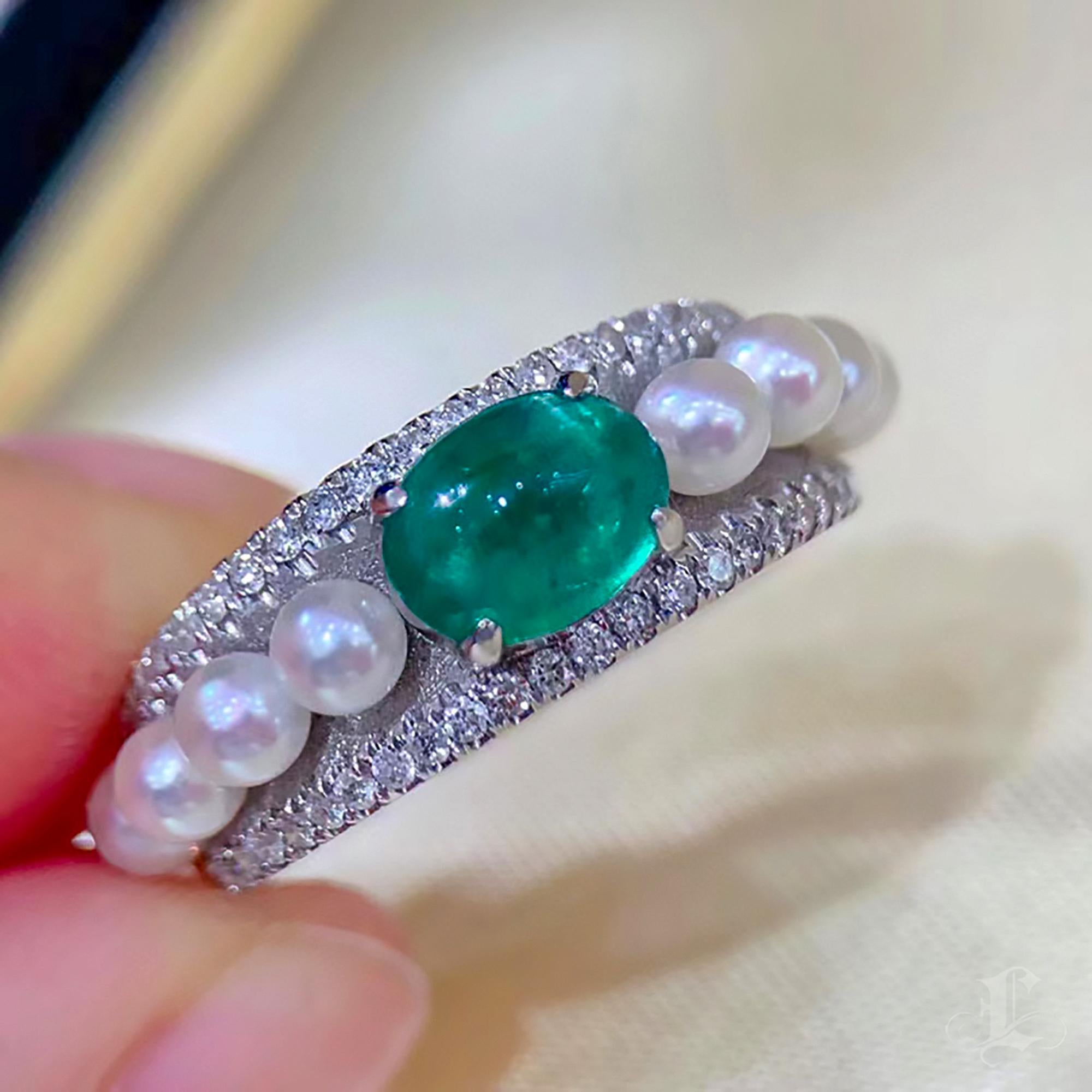 Donna Anello con perla Akoya, smeraldo e diamante di Aurora Verde Baby in vendita
