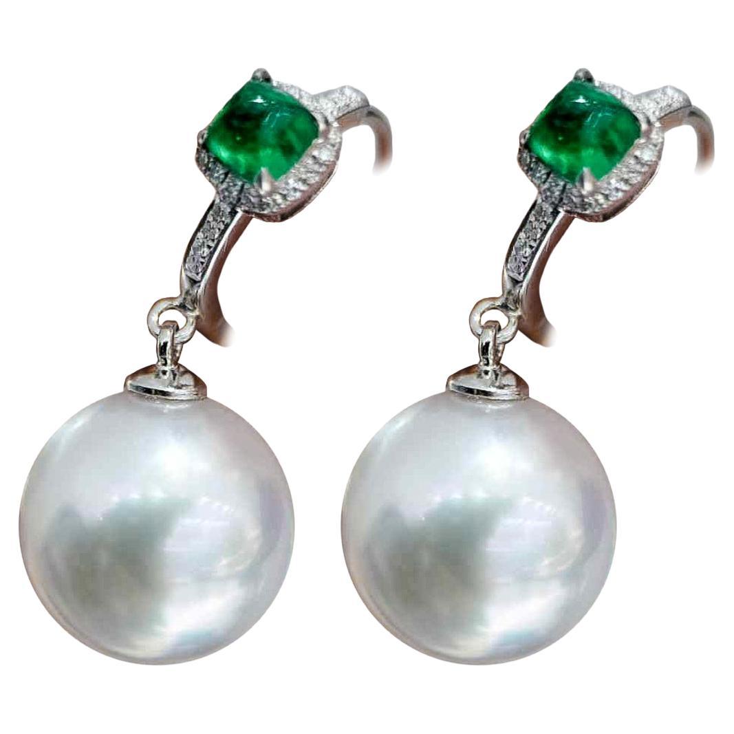 Orecchini a goccia con smeraldo e perle dei mari del Sud di Celeste Meadow