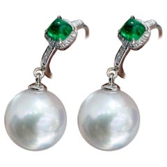 Orecchini a goccia con smeraldo e perle dei mari del Sud di Celeste Meadow