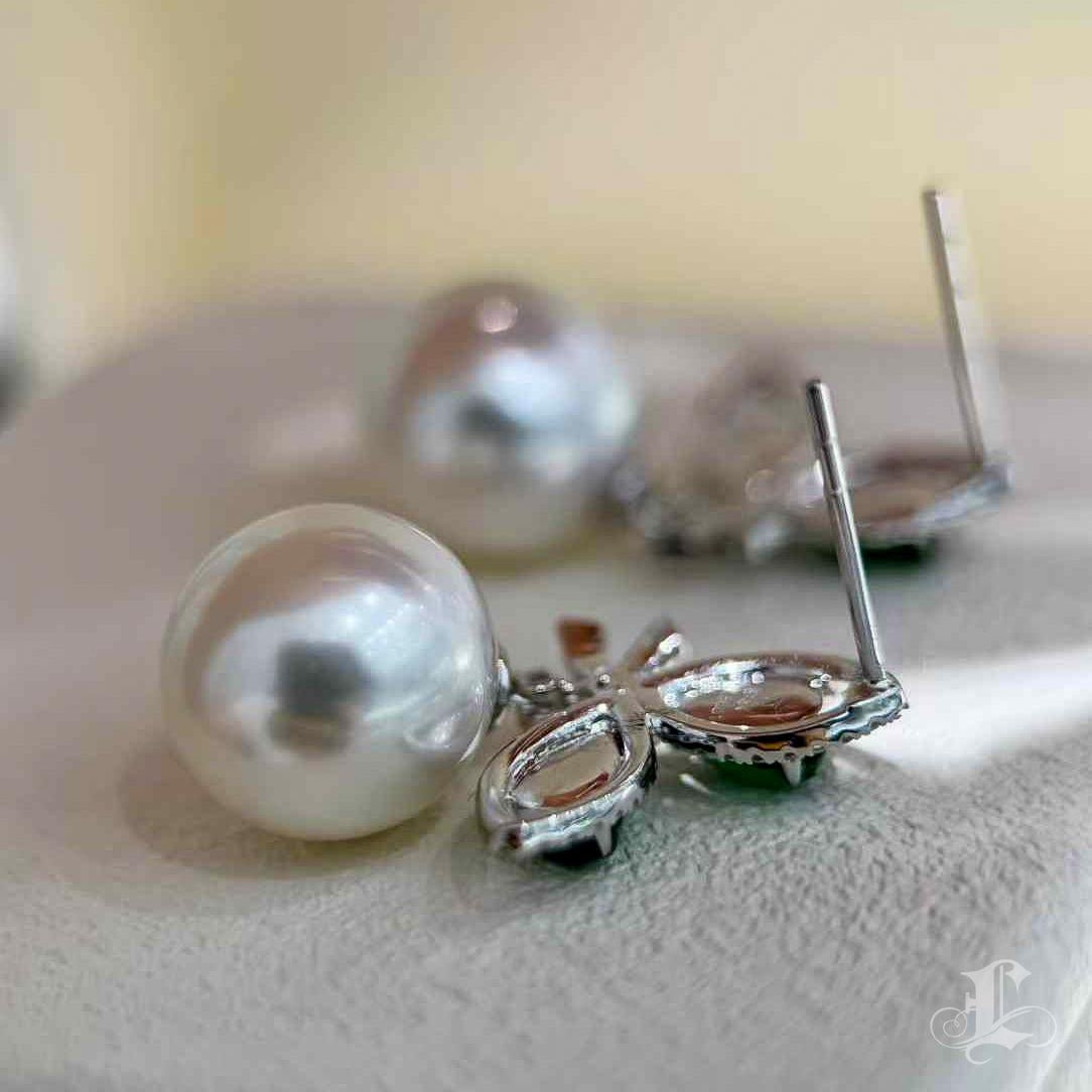 【Jādora】Celestial Jade Ribbon South Sea Pearl and Diamond Earrings in vendita 5