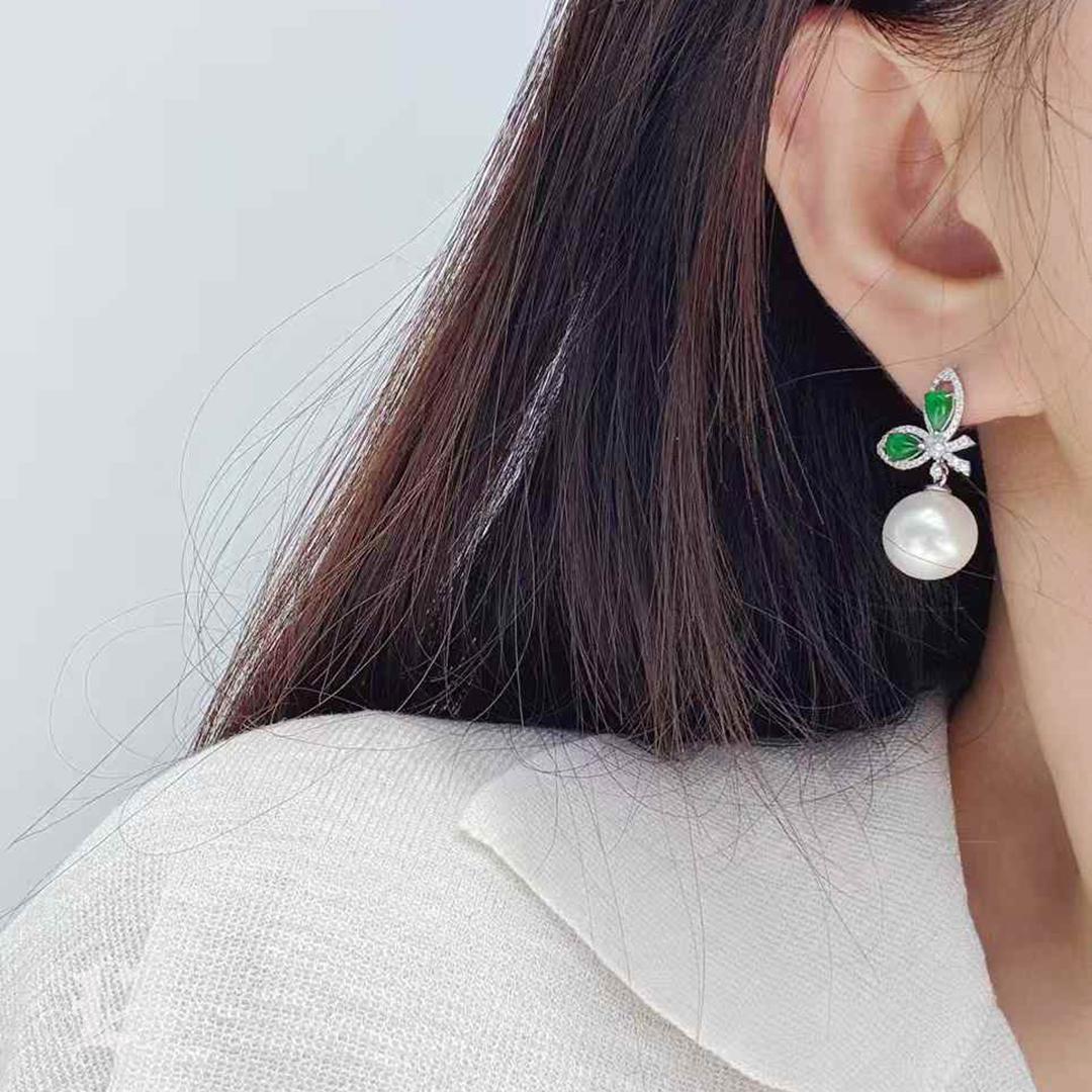Grezzo 【Jādora】Celestial Jade Ribbon South Sea Pearl and Diamond Earrings in vendita