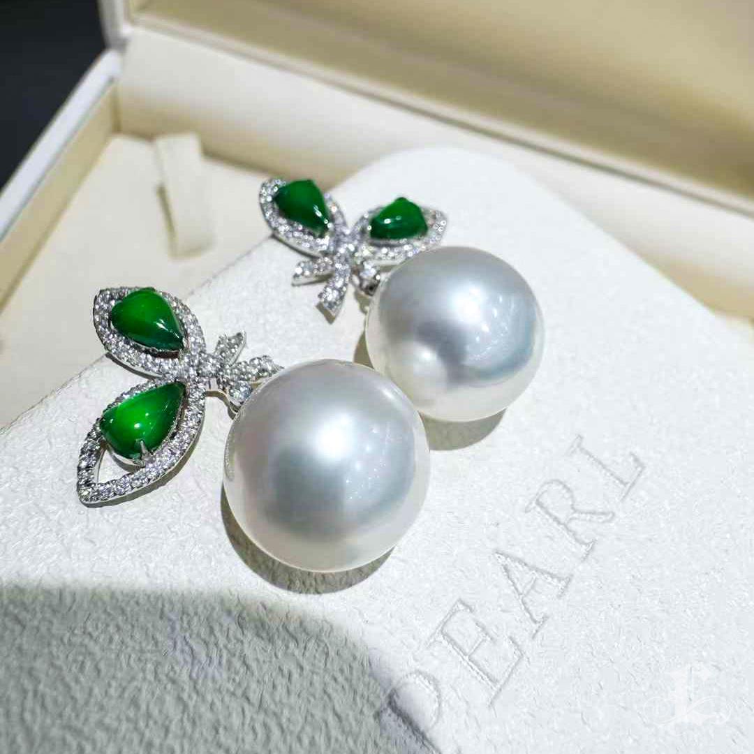 【Jādora】Celestial Jade Ribbon South Sea Pearl and Diamond Earrings in vendita 3