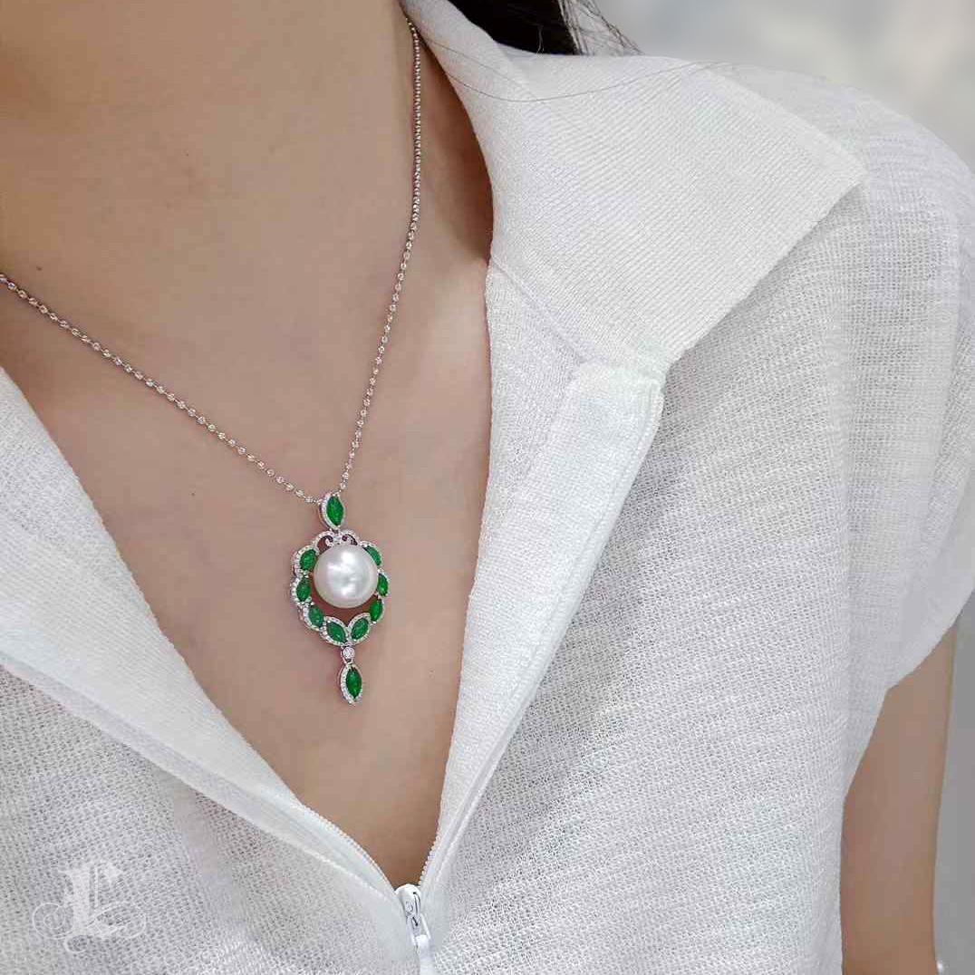 Grezzo 【Jādora】Celestial Jade Wreath South Sea Pearl and Diamond Pendant in vendita