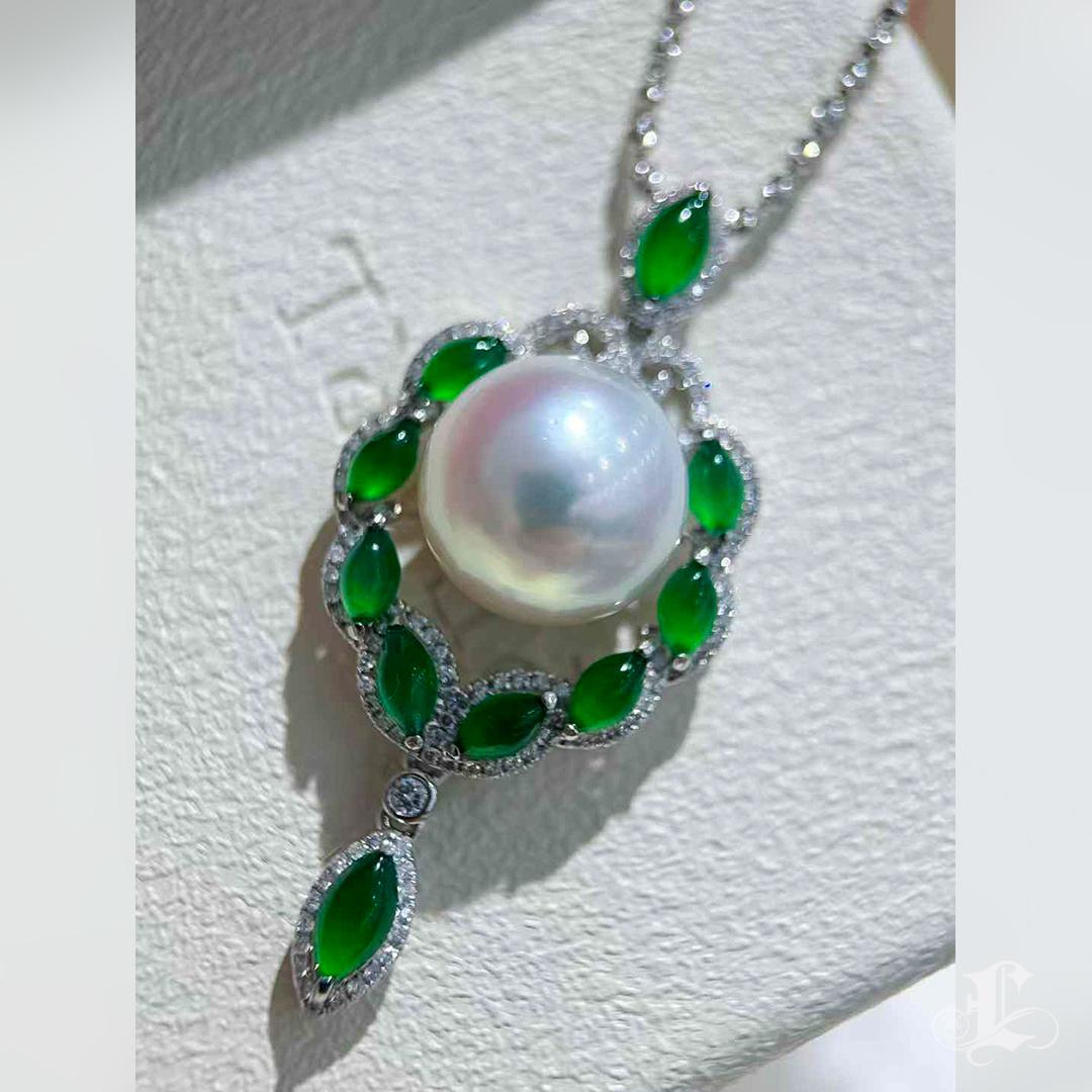 Donna 【Jādora】Celestial Jade Wreath South Sea Pearl and Diamond Pendant in vendita
