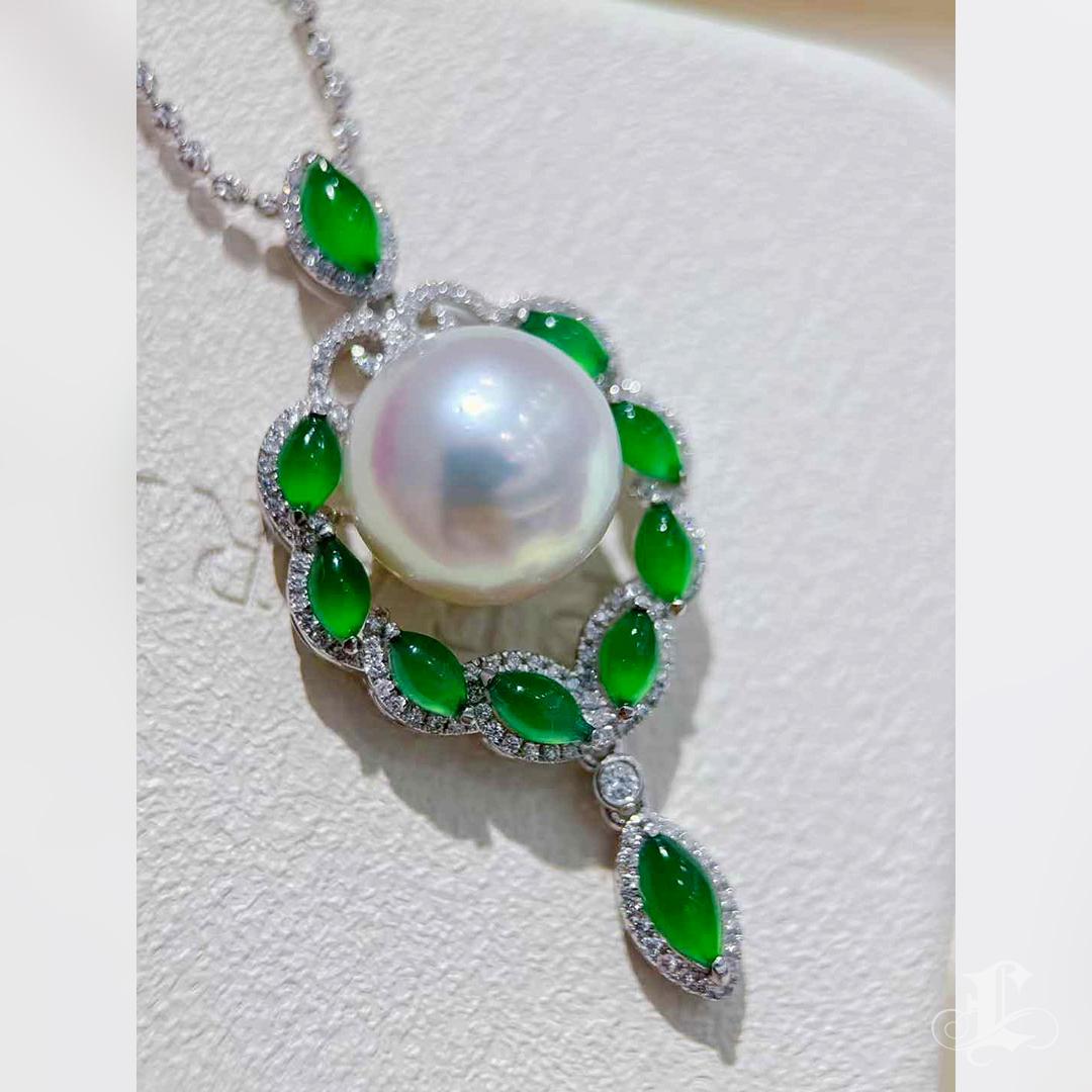 【Jādora】Celestial Jade Wreath South Sea Pearl and Diamond Pendant in vendita 1