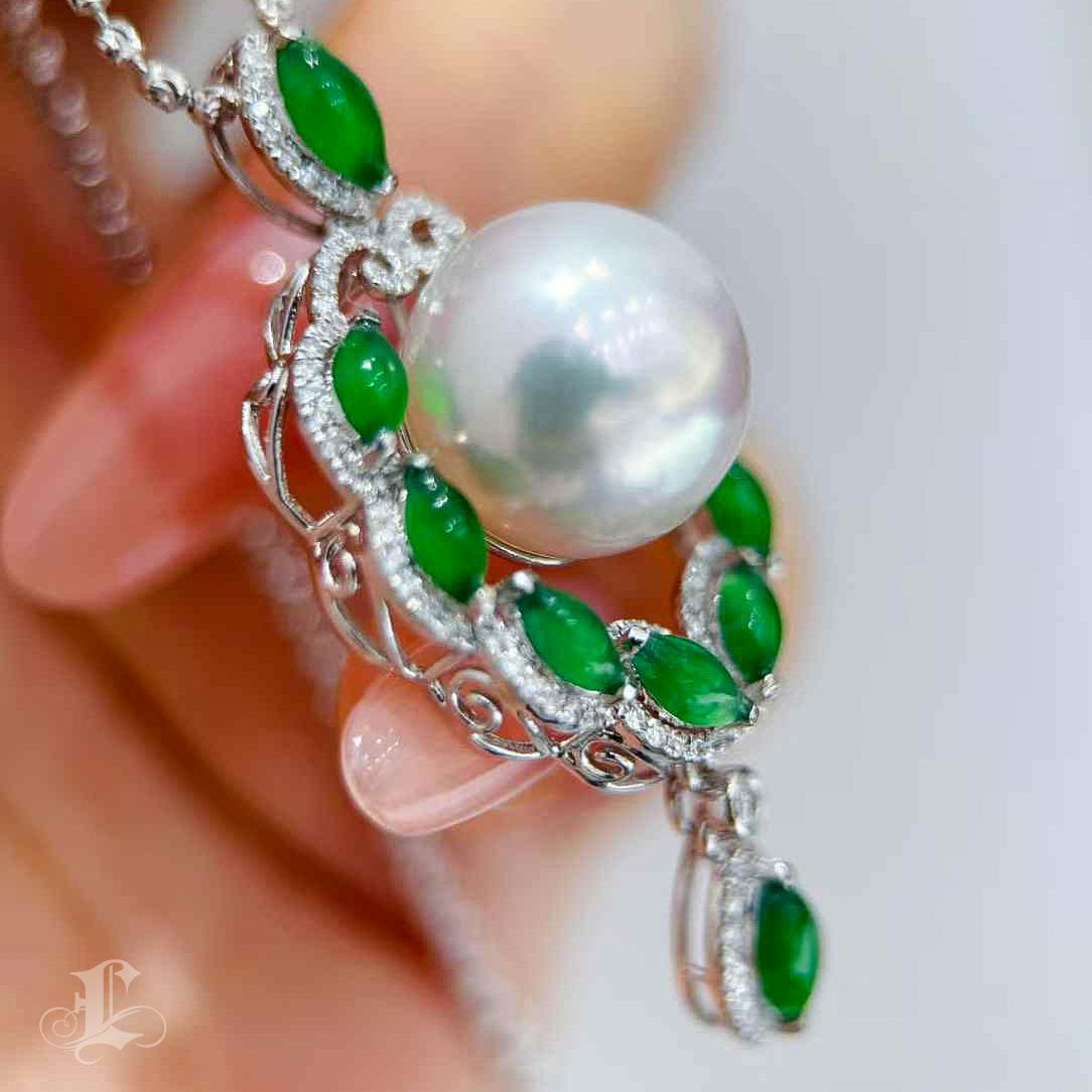 【Jādora】Celestial Jade Wreath South Sea Pearl and Diamond Pendant in vendita 2