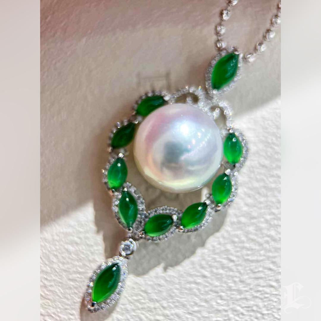 【Jādora】Celestial Jade Wreath South Sea Pearl and Diamond Pendant in vendita 3