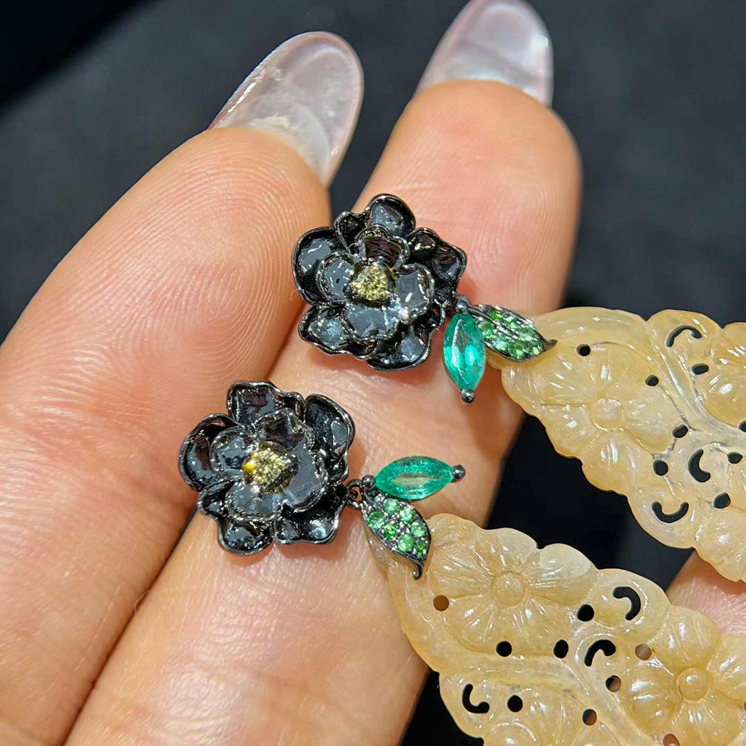 【Jādora】Boucles d'oreilles Fleur de Jade et Feuille d'Emeraude en vente 1