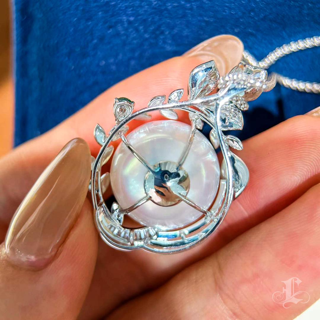 Giardino Imperiale 17-18 mm Perla dei Mari del Sud Ciondolo di giada e diamanti in vendita 5