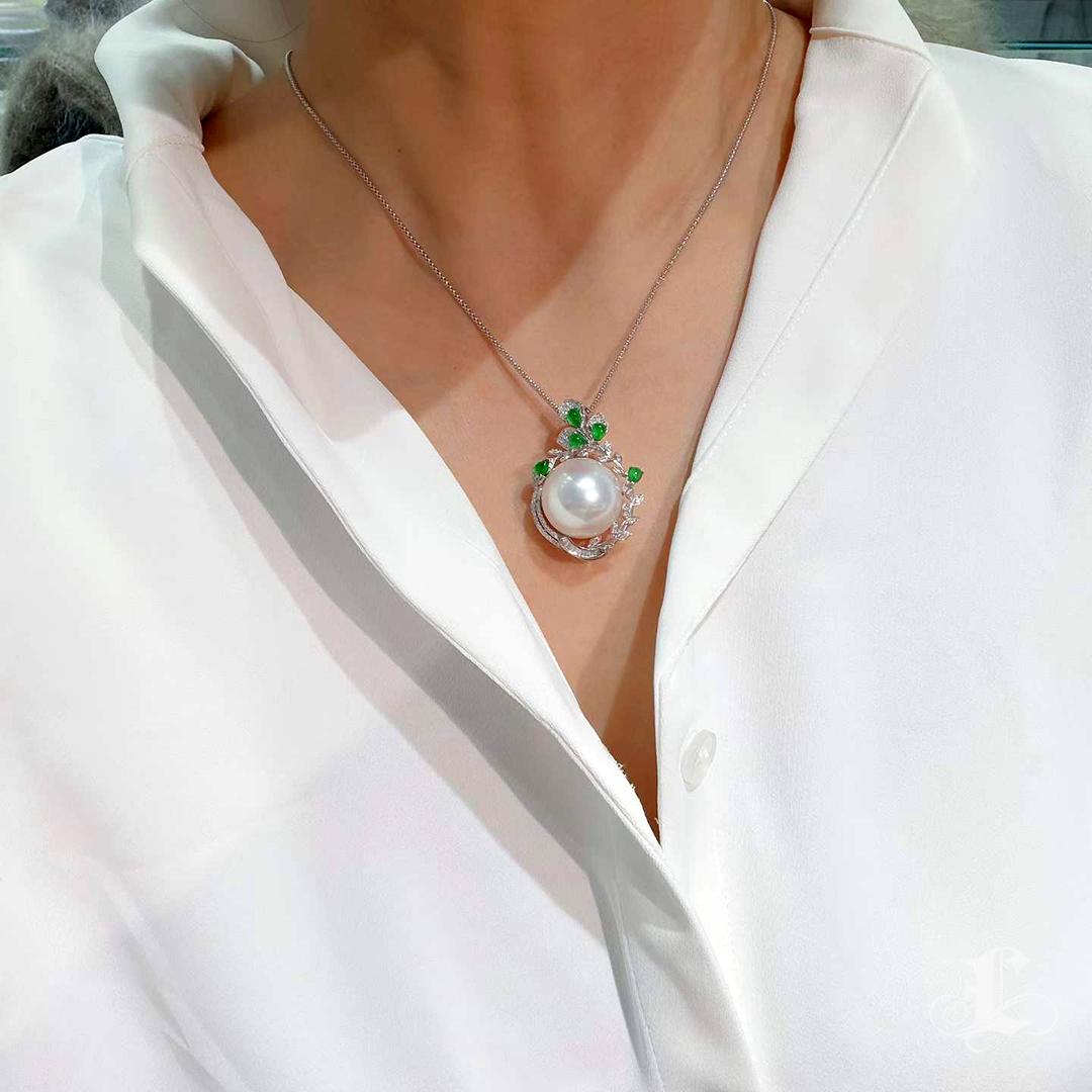 Grezzo Giardino Imperiale 17-18 mm Perla dei Mari del Sud Ciondolo di giada e diamanti in vendita