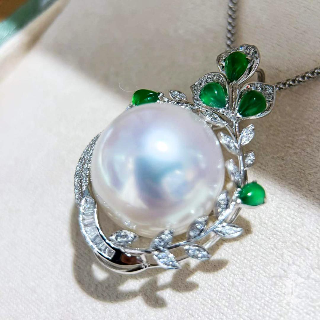 Giardino Imperiale 17-18 mm Perla dei Mari del Sud Ciondolo di giada e diamanti In condizioni Nuovo in vendita a New York, NY