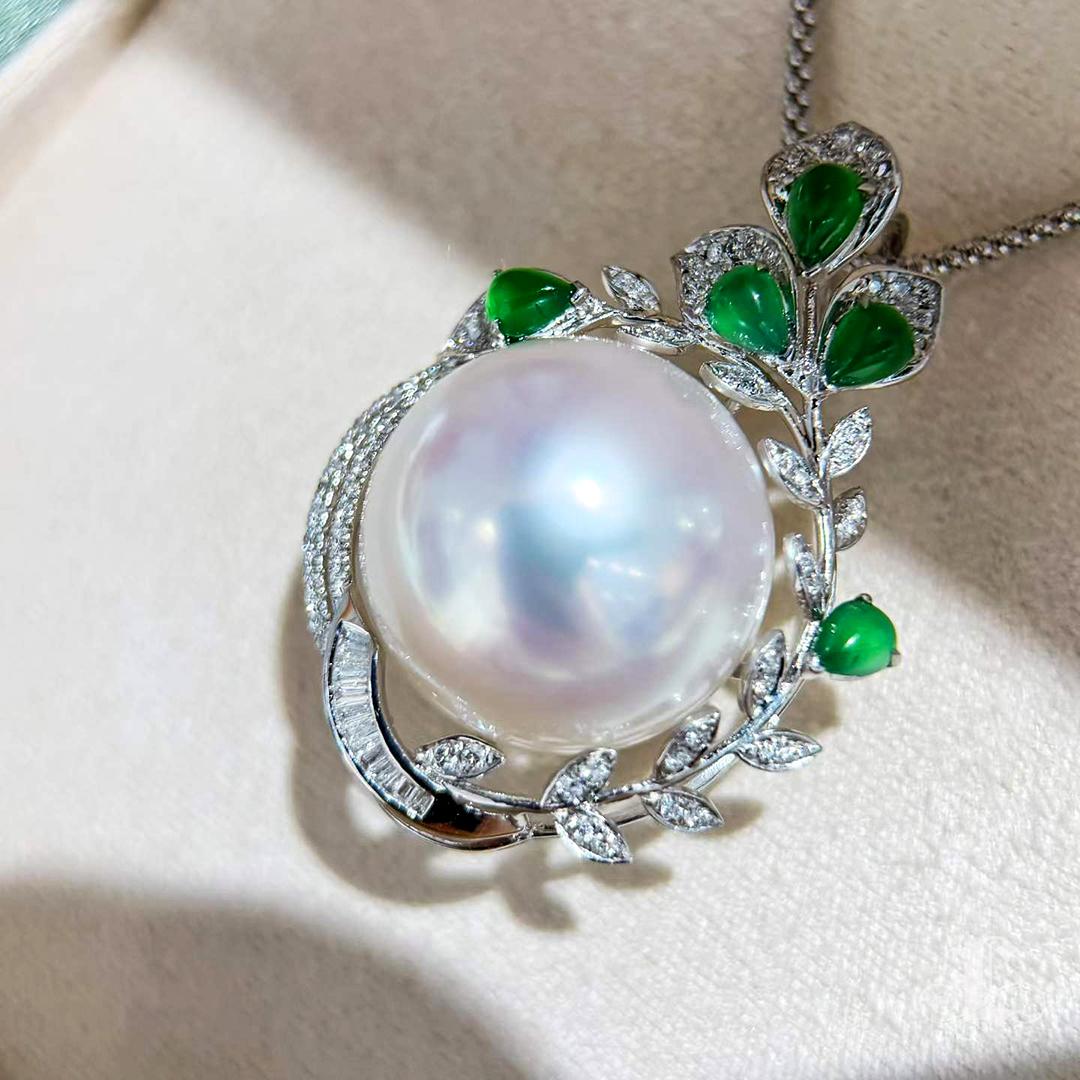 Donna Giardino Imperiale 17-18 mm Perla dei Mari del Sud Ciondolo di giada e diamanti in vendita