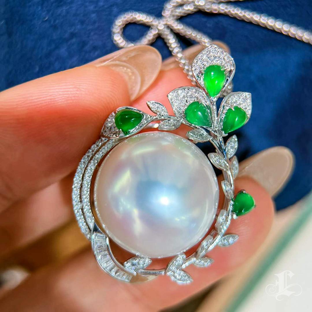 Giardino Imperiale 17-18 mm Perla dei Mari del Sud Ciondolo di giada e diamanti in vendita 1