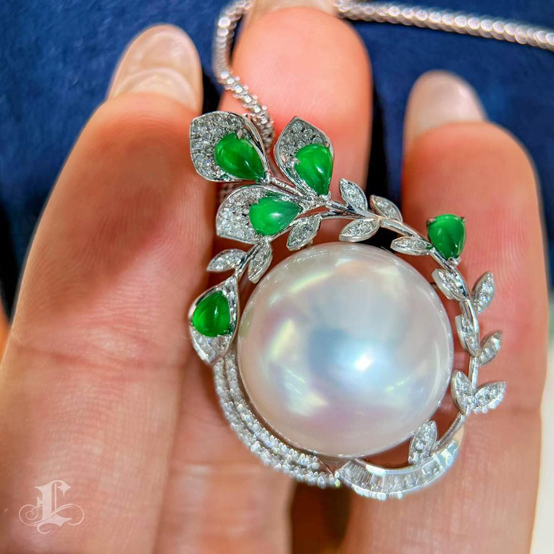 Giardino Imperiale 17-18 mm Perla dei Mari del Sud Ciondolo di giada e diamanti in vendita 2