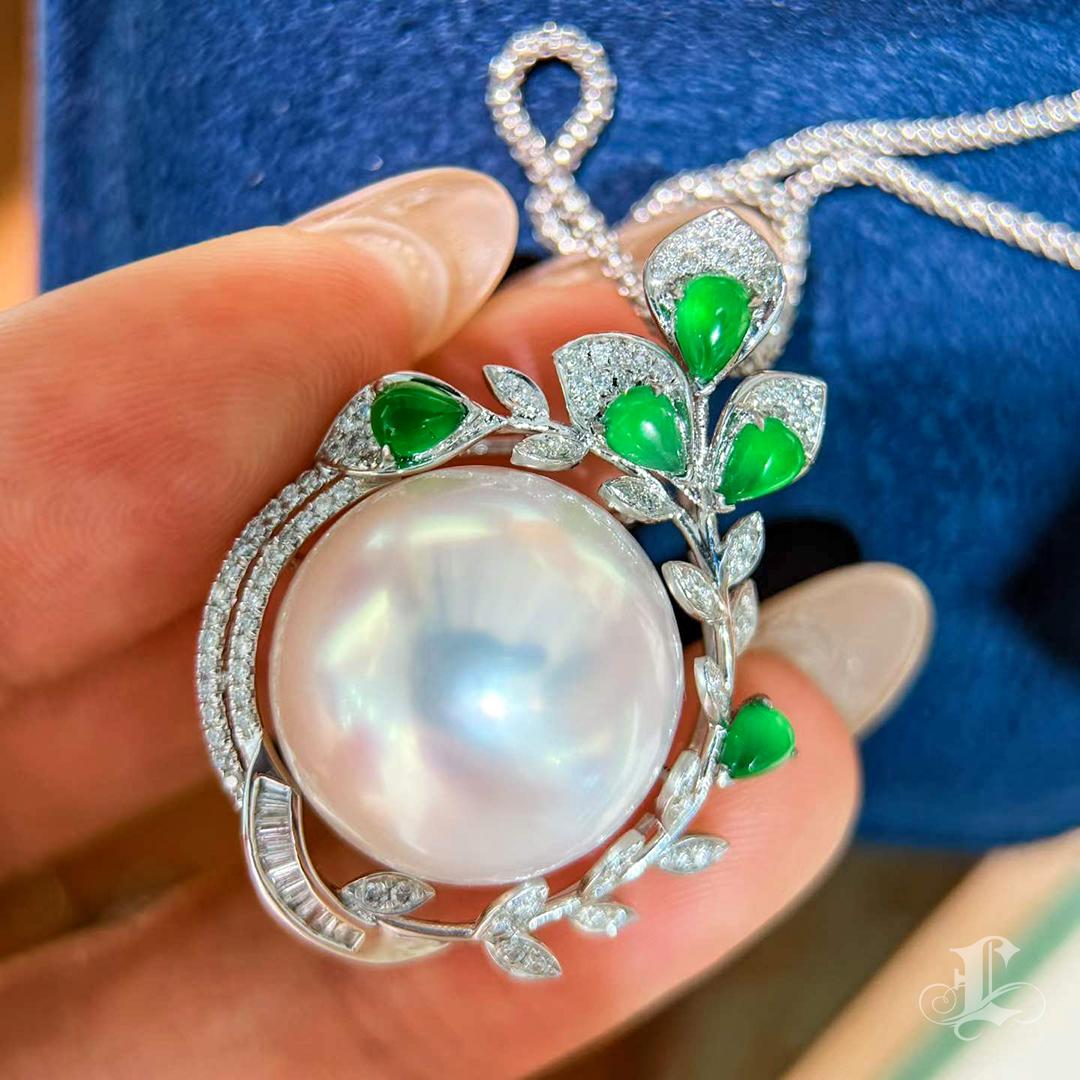 Giardino Imperiale 17-18 mm Perla dei Mari del Sud Ciondolo di giada e diamanti in vendita 3