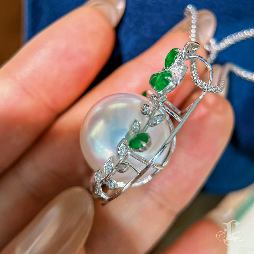 Giardino Imperiale 17-18 mm Perla dei Mari del Sud Ciondolo di giada e diamanti in vendita 4