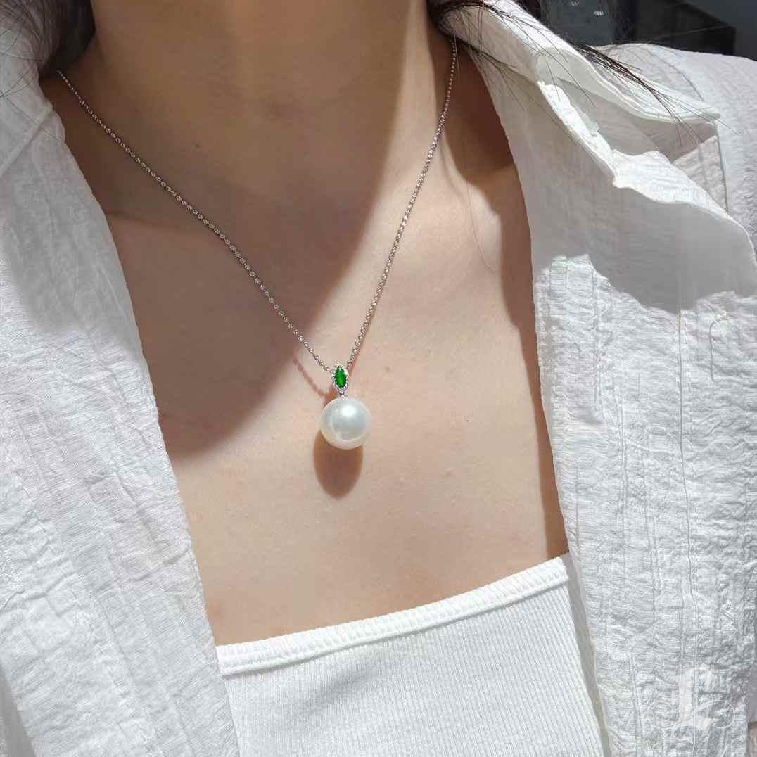 Grezzo Collana con ciondolo di giada imperiale con perle dei mari del sud e aurora in vendita