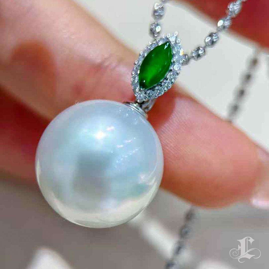 Donna Collana con ciondolo di giada imperiale con perle dei mari del sud e aurora in vendita