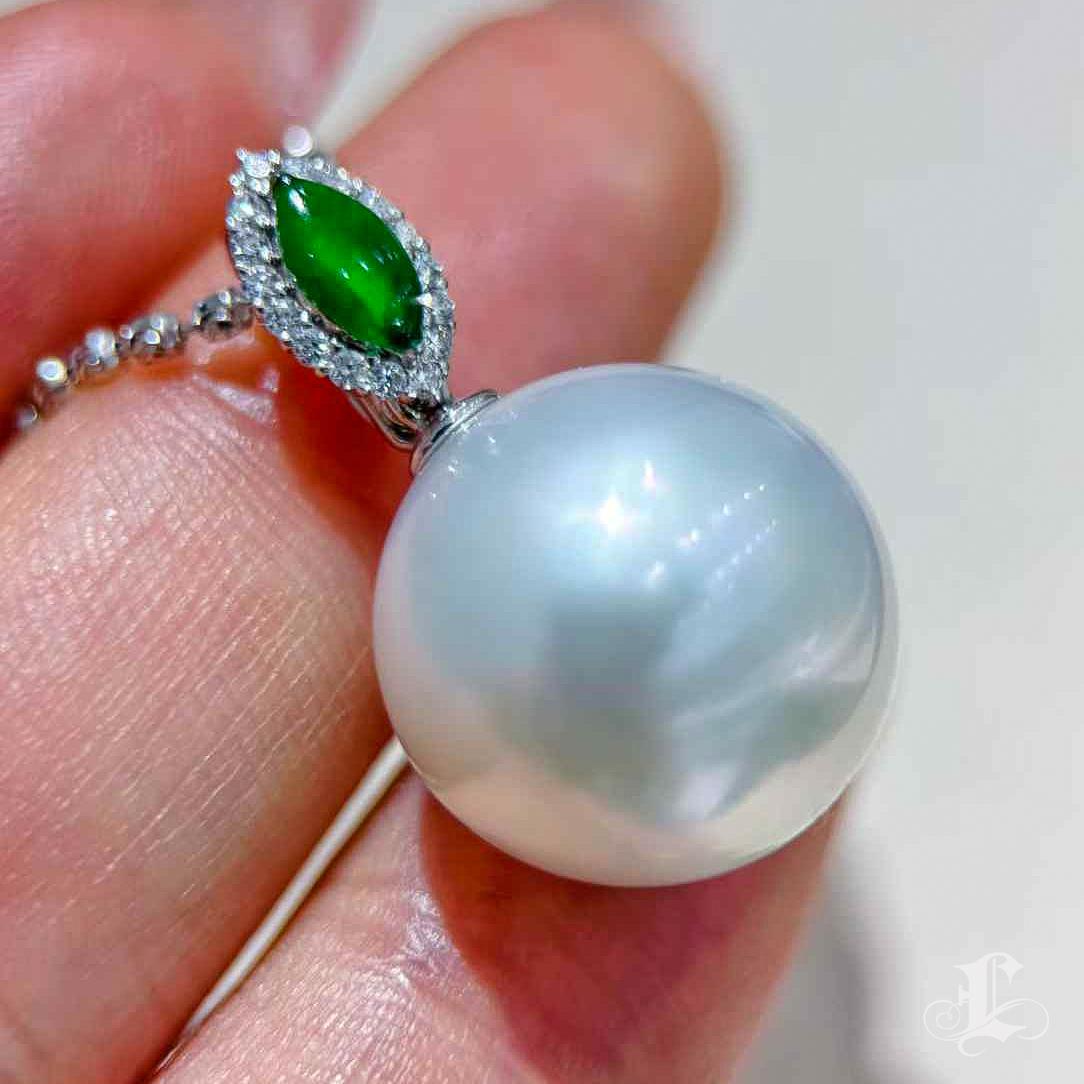 Collana con ciondolo di giada imperiale con perle dei mari del sud e aurora in vendita 1
