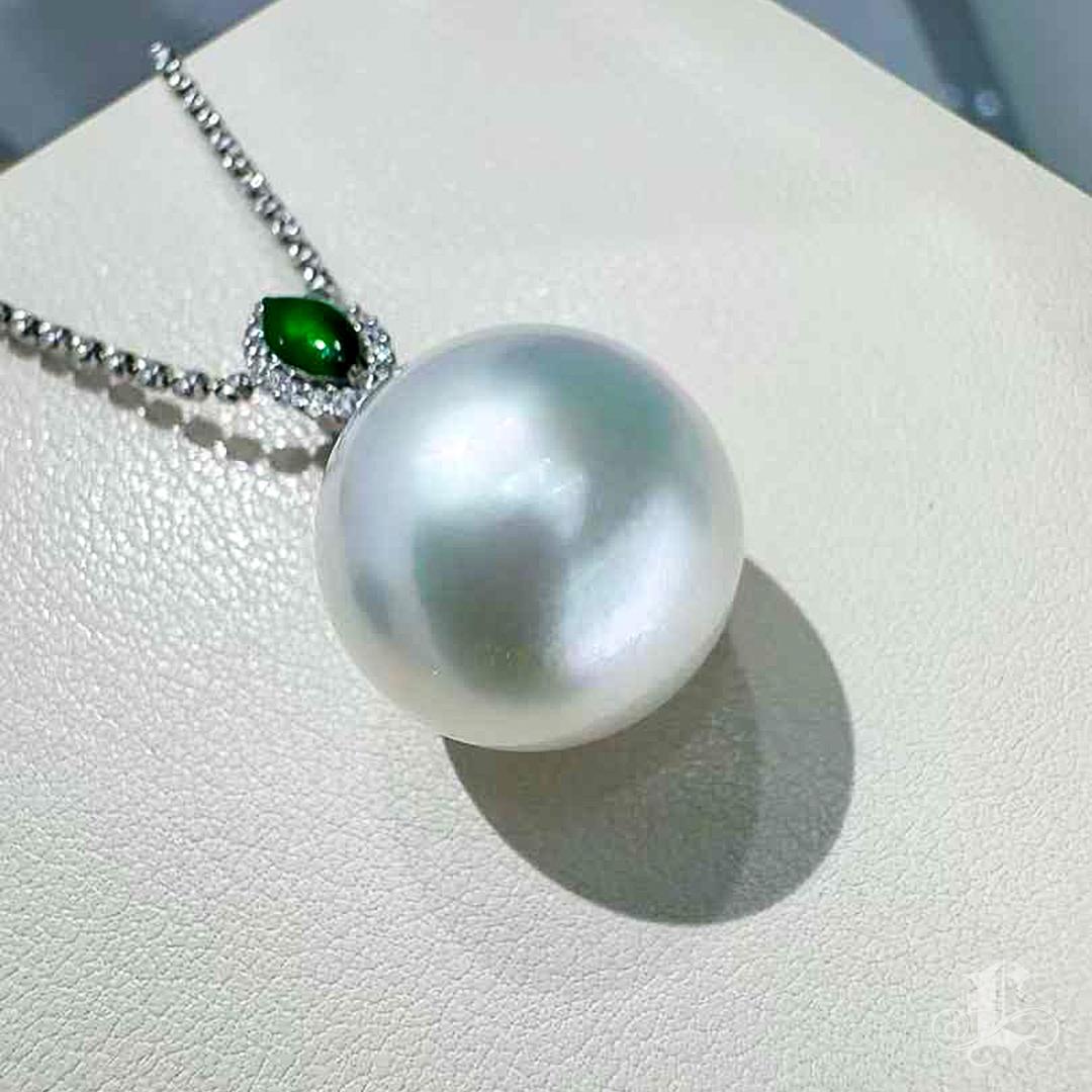 Collana con ciondolo di giada imperiale con perle dei mari del sud e aurora in vendita 2