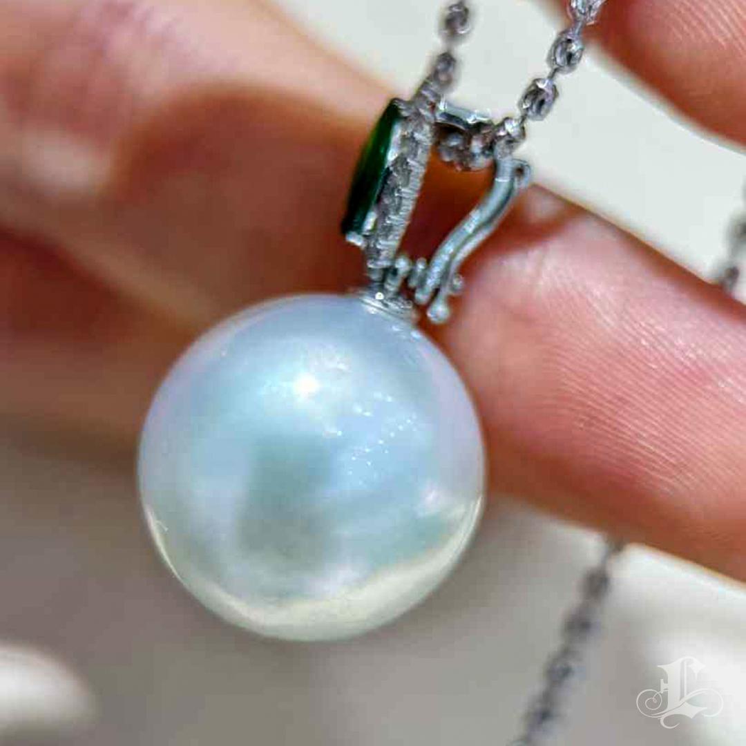 Collana con ciondolo di giada imperiale con perle dei mari del sud e aurora in vendita 3