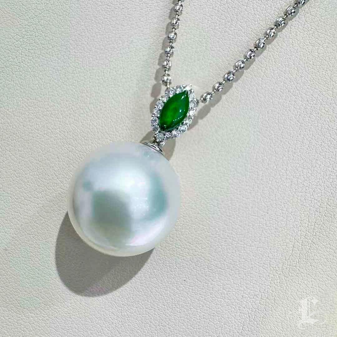 Collana con ciondolo di giada imperiale con perle dei mari del sud e aurora in vendita 4