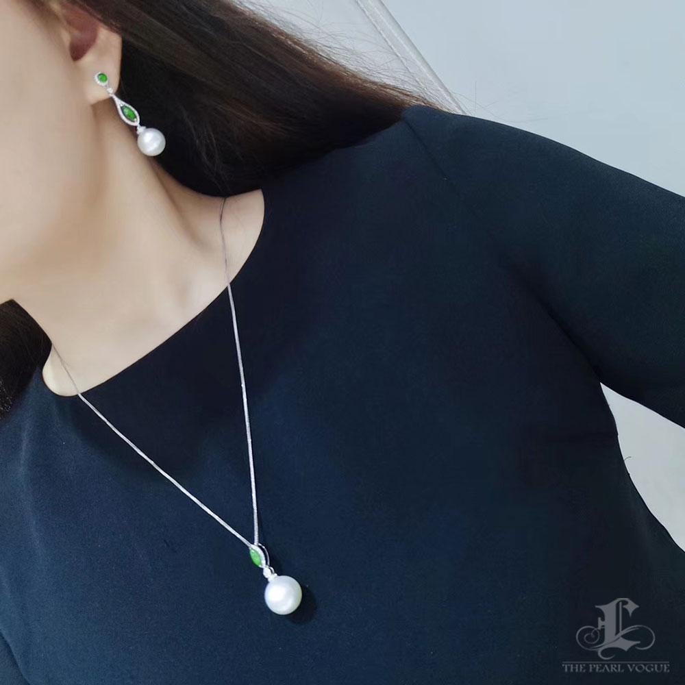 Expresión intemporal de refinada elegancia, este conjunto Jādora combina armoniosamente el brillo luminoso de las perlas Aurora de los Mares del Sur con la rara belleza de la jadeíta verde imperial de Birmania y el resplandor de los diamantes