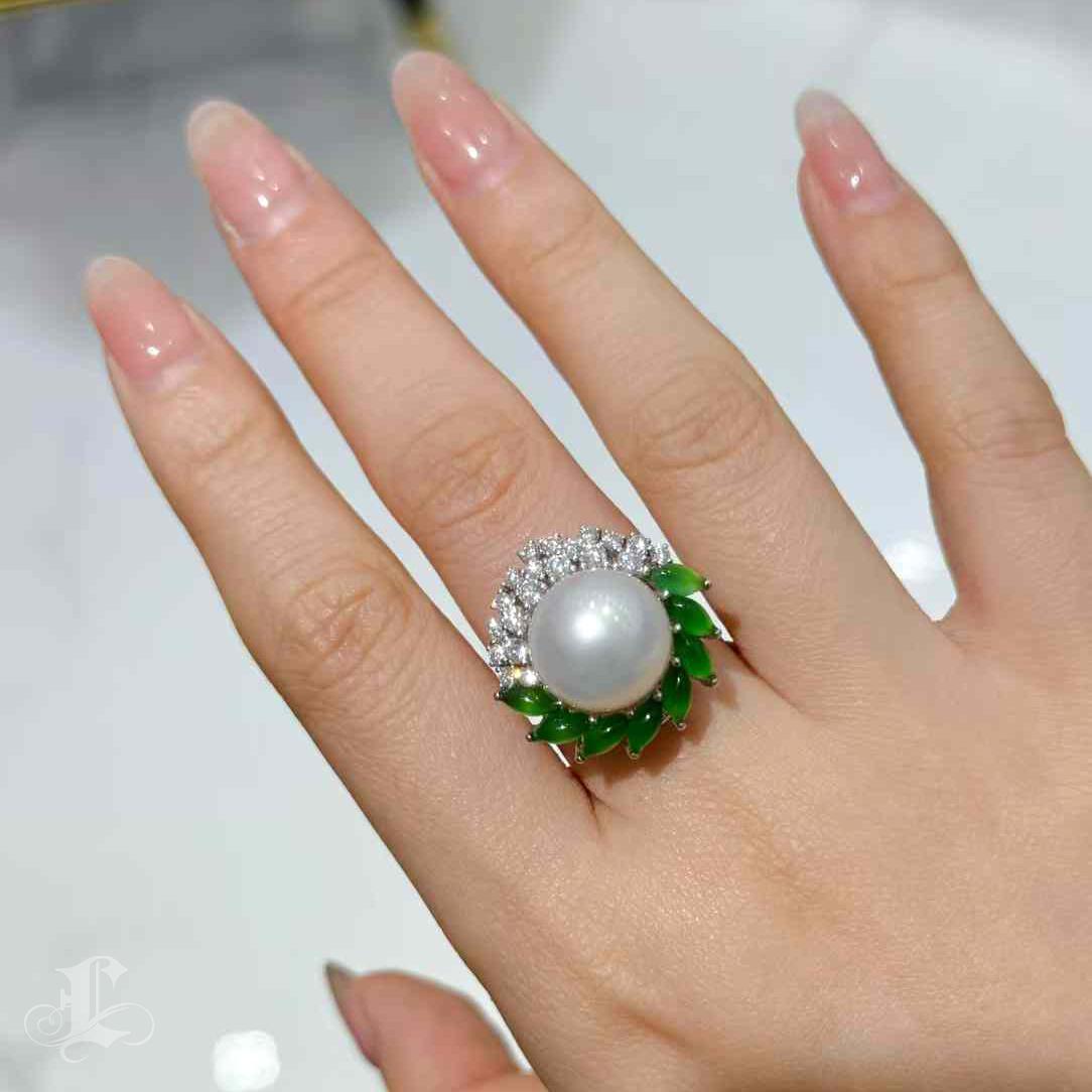 【Jādora】Imperial Leaf Halo Jadeite & South Sea Pearl Earrings and Ring Set In New Condition For Sale In New York, NY