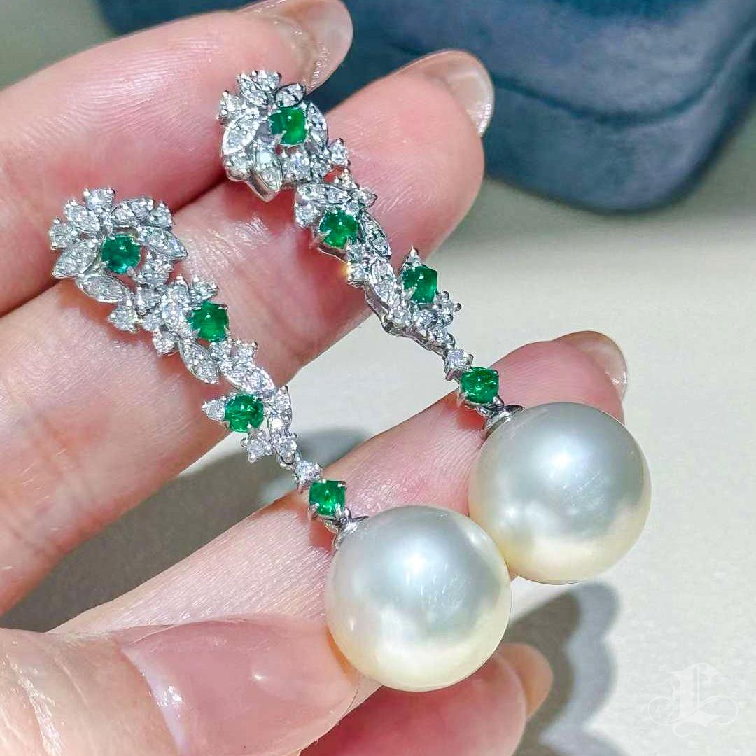 【Jādora】Imperial Vine Südsee Perle, Smaragd & Diamant Ohrringe im Zustand „Neu“ im Angebot in New York, NY