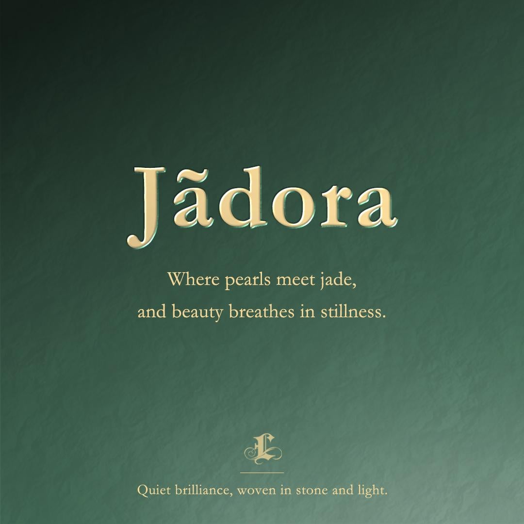 Estos poéticos pendientes evocan el espíritu de la pintura china con tinta, y presentan una rara jadeíta birmana de grado A, de color cuervo, tallada a mano con motivos de nubes fluidas. La interacción natural de tonos grises y negros crea un efecto