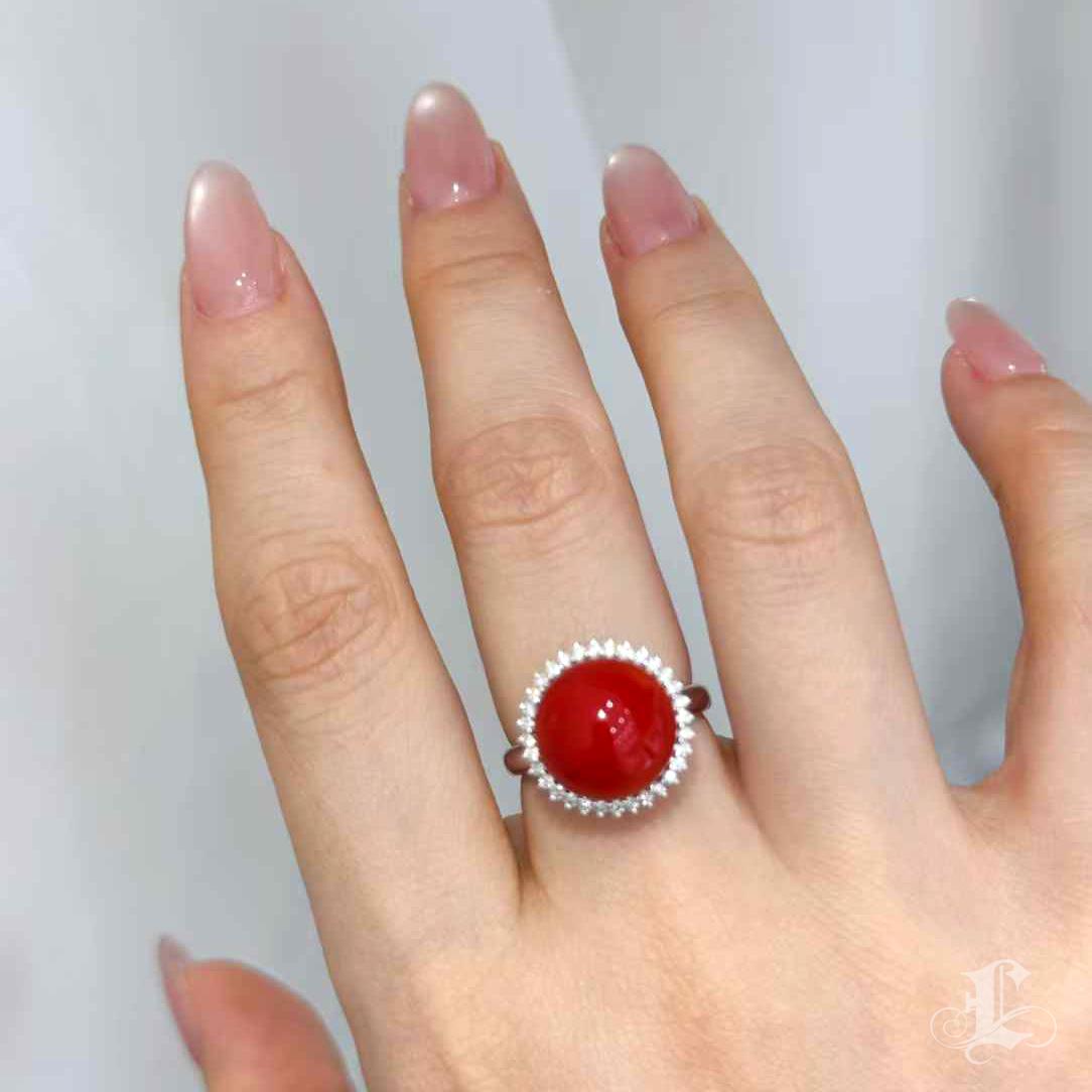 【Jādora】Sólo un anillo de platino con coral rojo y diamantes engastados en halo Corte redondo en venta