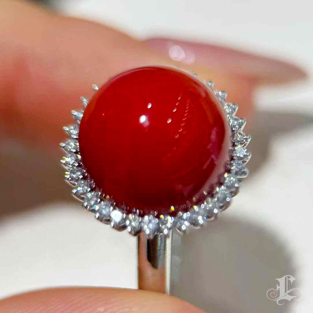 【Jādora】Sólo un anillo de platino con coral rojo y diamantes engastados en halo en Nuevo estado para la venta en New York, NY