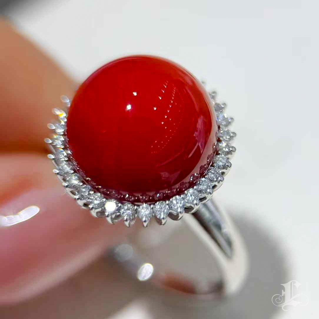 De las mujeres 【Jādora】Sólo un anillo de platino con coral rojo y diamantes engastados en halo en venta