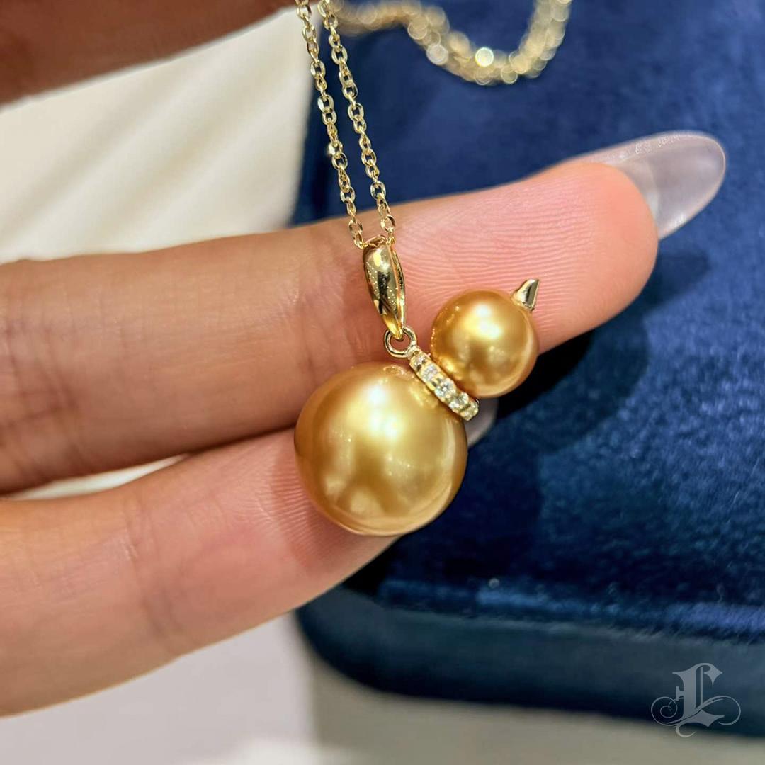 Donna Collana con ciondolo di diamanti e perle dei mari del Sud in vendita