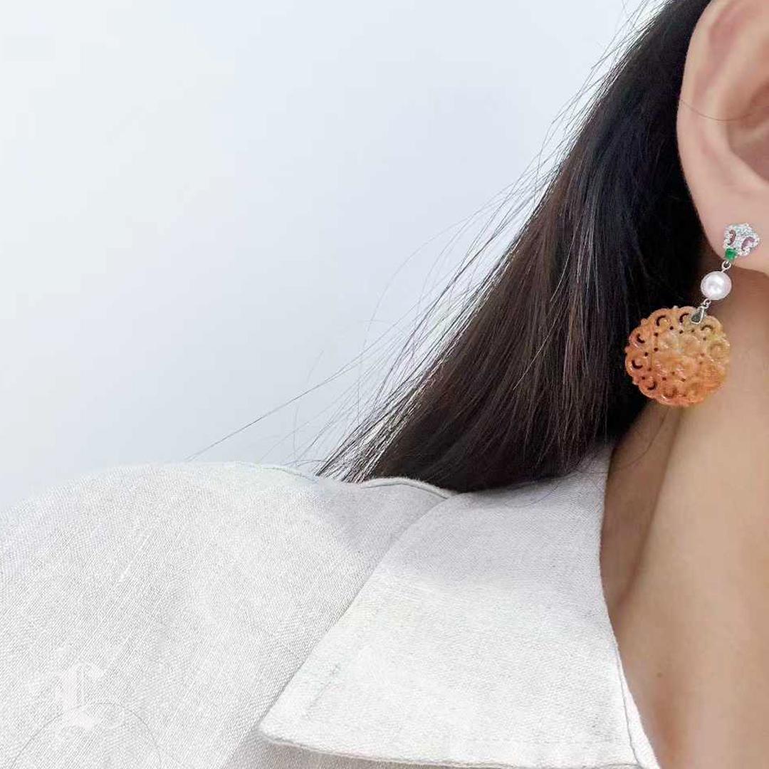 Non taillé 【Jādora】 Boucles d'oreilles en jadéite rouge, émeraude, perle d'akoya Aurora et diamant en vente