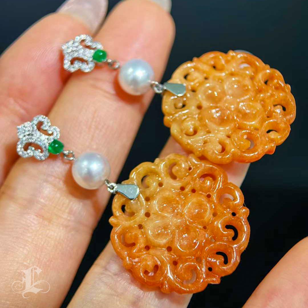 【Jādora】 Boucles d'oreilles en jadéite rouge, émeraude, perle d'akoya Aurora et diamant Pour femmes en vente