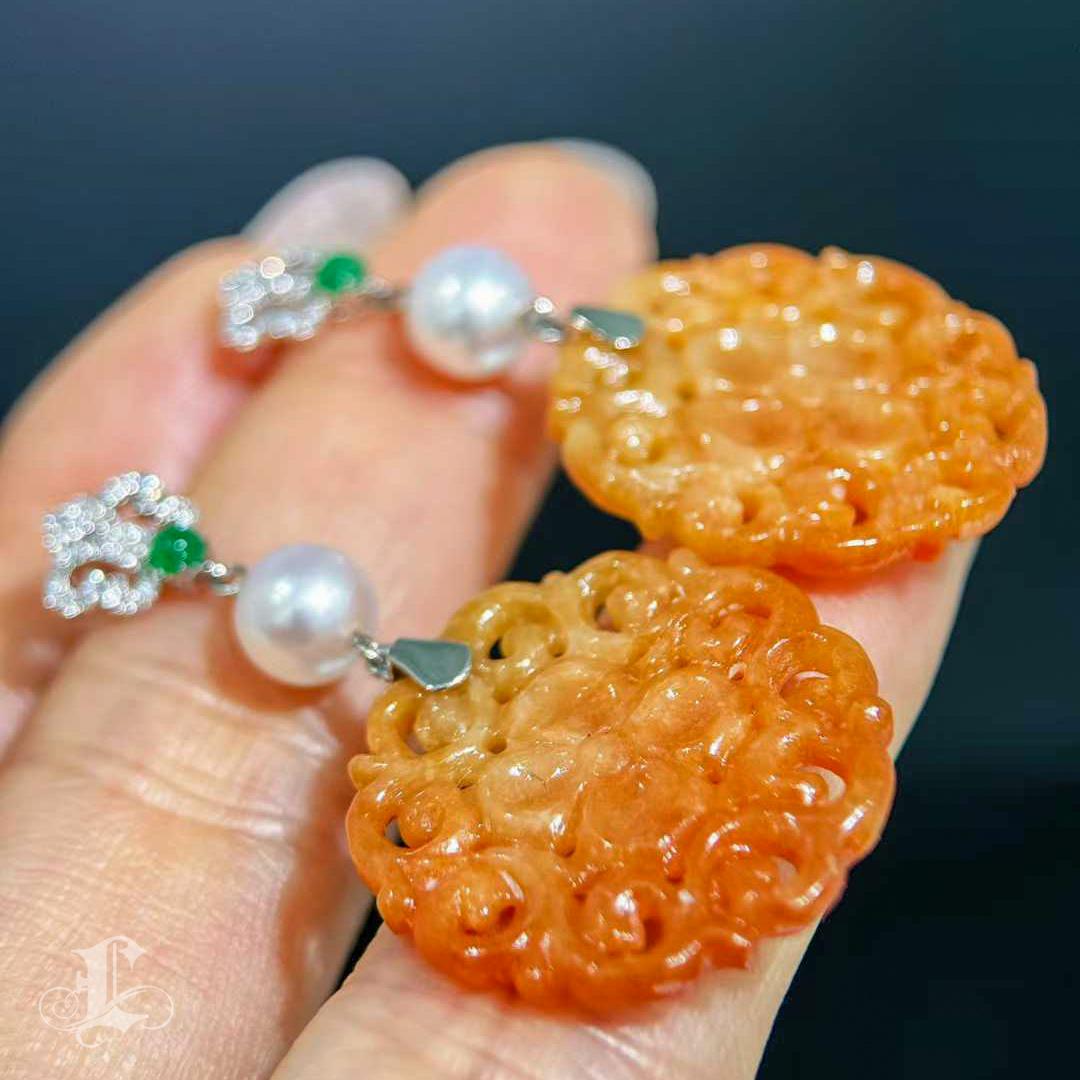 【Jādora】 Boucles d'oreilles en jadéite rouge, émeraude, perle d'akoya Aurora et diamant en vente 1