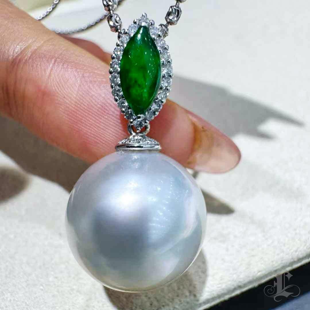 Ciondolo di perle dei mari del Sud in giada verde reale In condizioni Nuovo in vendita a New York, NY