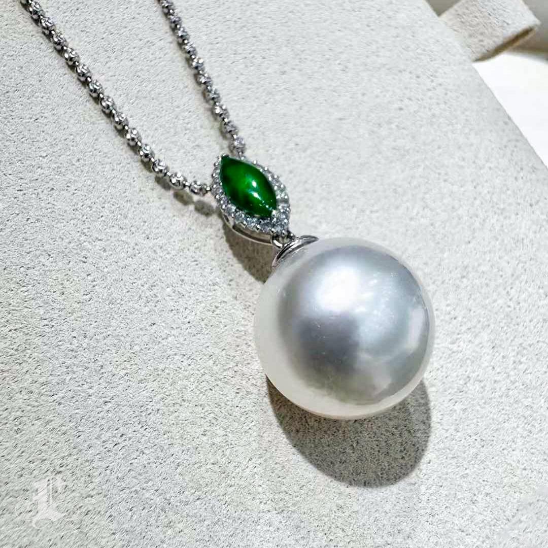 Donna Ciondolo di perle dei mari del Sud in giada verde reale in vendita