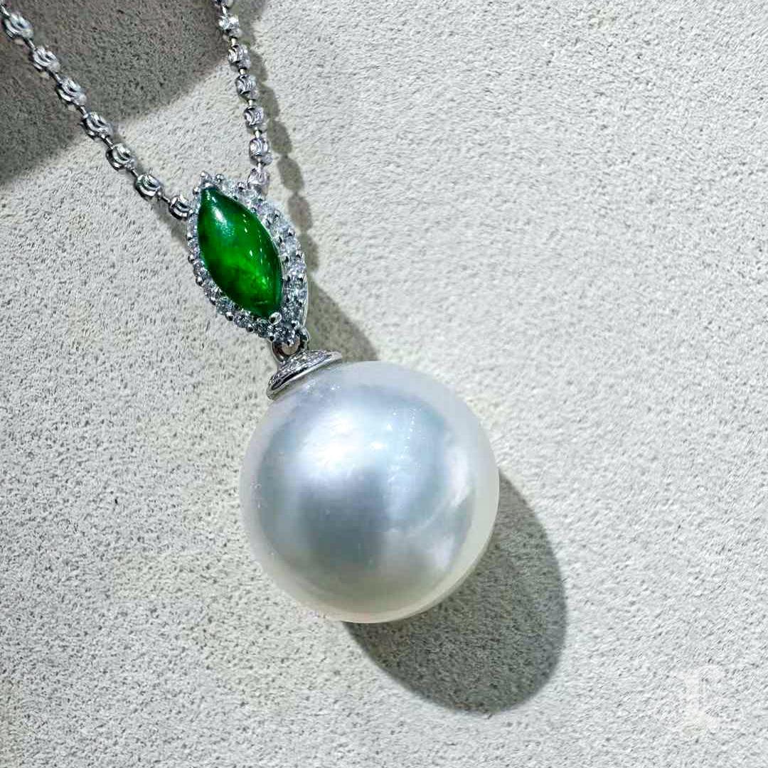 Ciondolo di perle dei mari del Sud in giada verde reale in vendita 2
