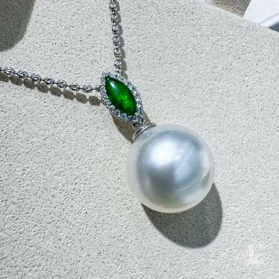 Ciondolo di perle dei mari del Sud in giada verde reale in vendita 3