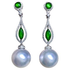 【Jādora】Boucles d
oreilles en jadéite vert royal et perles des mers du Sud Aurora avec diamants