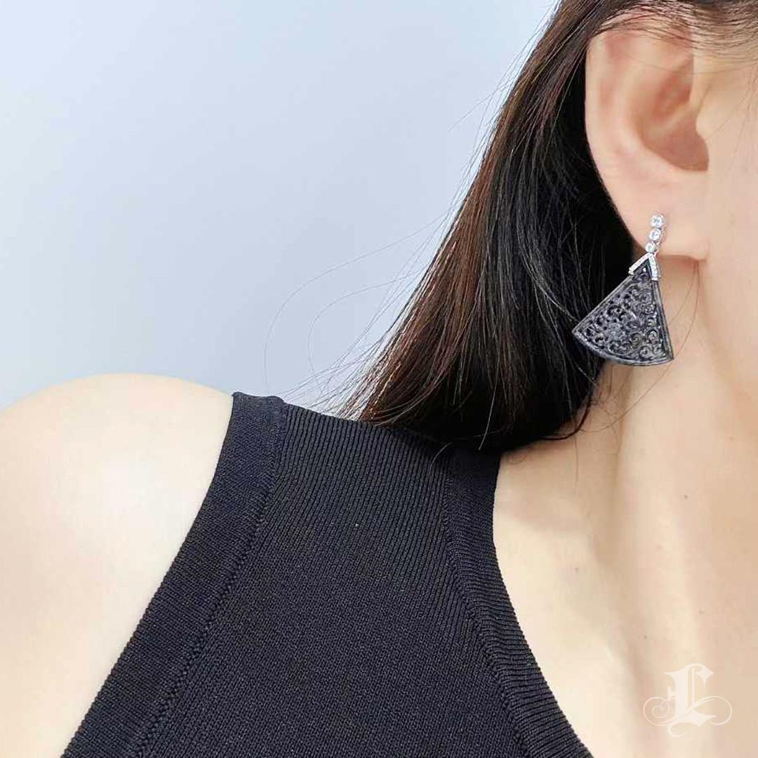 【Jādora】Typ A Schwarzer Jadeit Fächer-Ohrringe mit Diamanten (Rundschliff) im Angebot