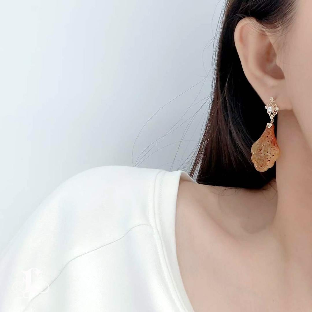 【Jādora】Typ A Goldene Jadeit Akoya Perle Diamant Ohrringe (Ungeschliffen) im Angebot