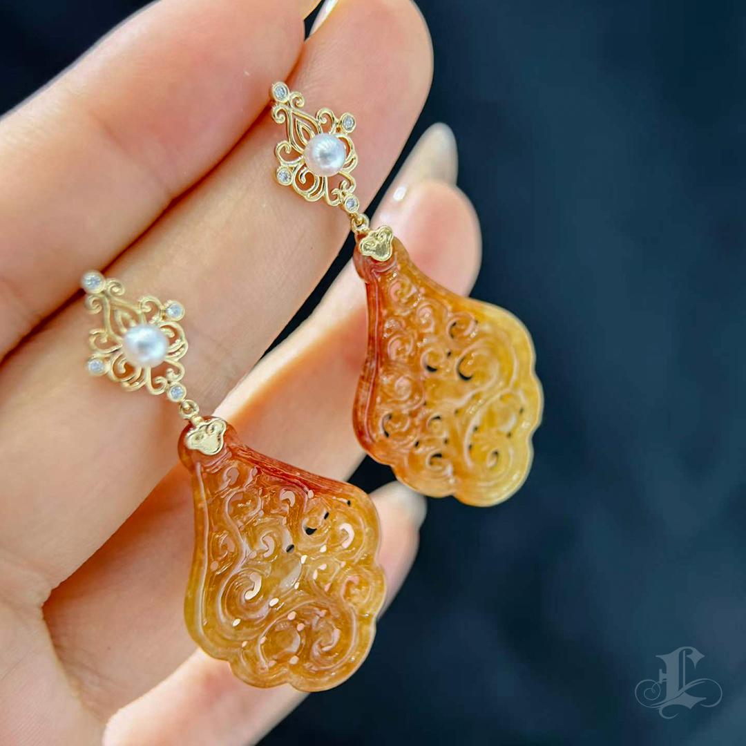 【Jādora】Typ A Goldene Jadeit Akoya Perle Diamant Ohrringe im Angebot 1