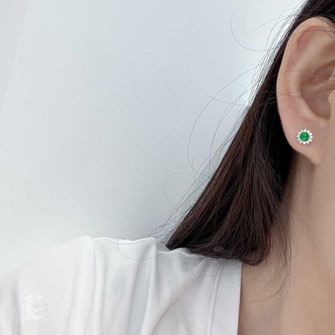 【Jādora】Pendientes de Jadeíta Tipo A y Halo de Diamantes de 0,4 ct en Platino Corte redondo en venta