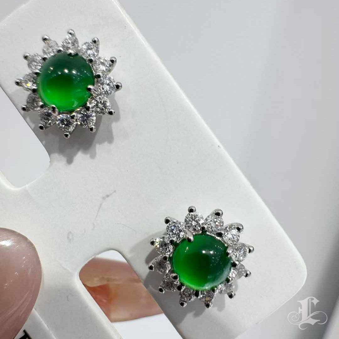 【Jādora】Pendientes de Jadeíta Tipo A y Halo de Diamantes de 0,4 ct en Platino en Nuevo estado para la venta en New York, NY