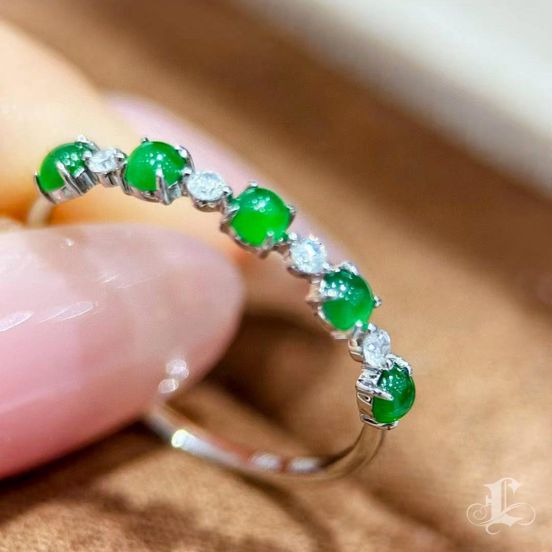 【Jādora】Type A Jadeite Cabochon and Diamond Band Ring In New Condition For Sale In New York, NY